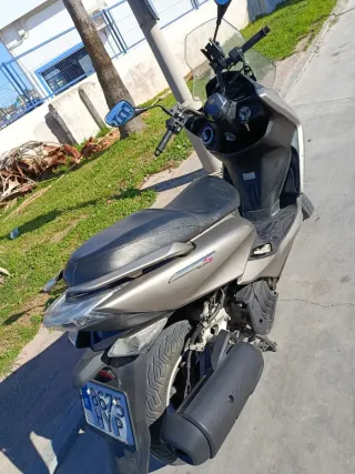 YamahaScooter Negra/Gris Automática