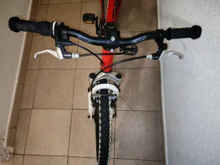 Bicicleta infantil roja y blanca 20"