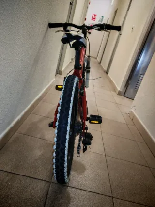 Bicicleta infantil roja y blanca 20"