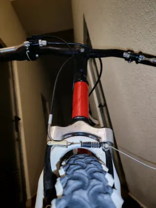 Bicicleta infantil roja y blanca 20"