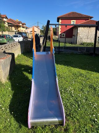 Parque infantil con columpios