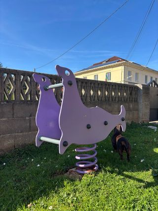 Parque infantil con columpios