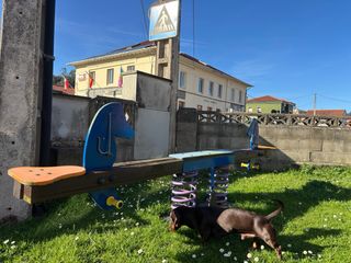 Parque infantil con columpios