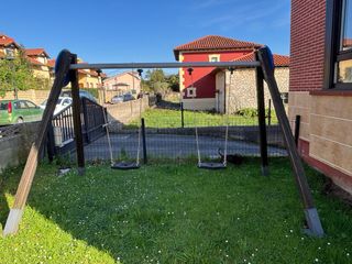 Parque infantil con columpios