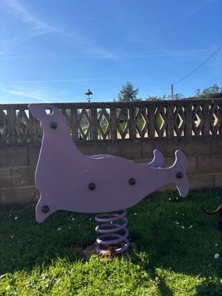 Parque infantil con columpios