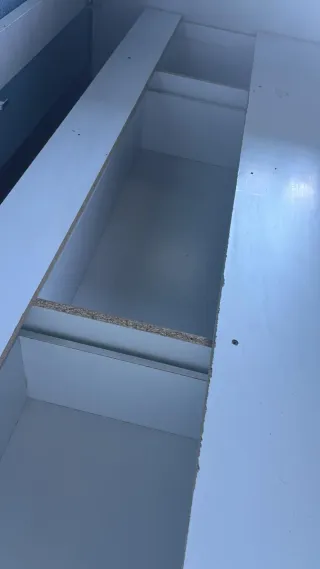 Estructura de cama blanca y azul