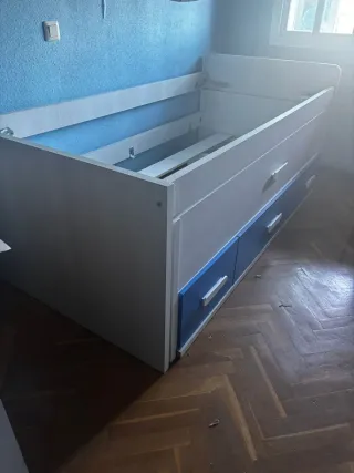 Estructura de cama blanca y azul