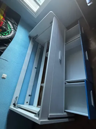 Estructura de cama blanca y azul