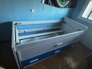 Estructura de cama blanca y azul