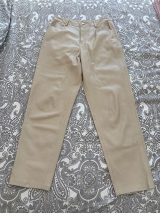 Pantalón polipiel beige Zara