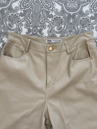 Pantalón polipiel beige Zara
