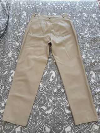 Pantalón polipiel beige Zara