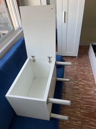 Mesa de noche blanca moderna