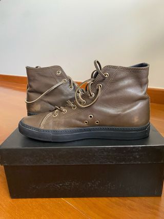 Sapatilhas Gucci Castanhas com Estrelas Douradas