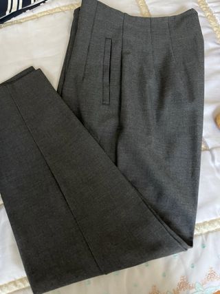 Pantalón gris ajustado cintura