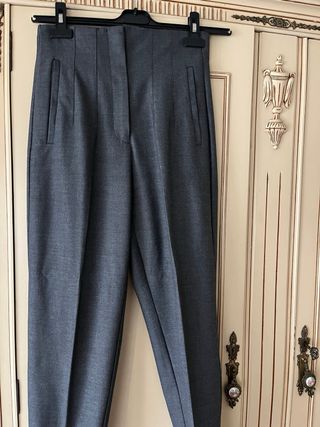 Pantalón gris ajustado cintura