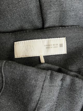 Pantalón gris ajustado cintura