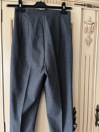 Pantalón gris ajustado cintura