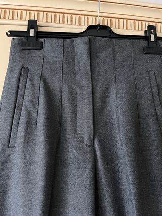 Pantalón gris ajustado cintura