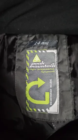 Mono de esquí gris oscuro y rojo