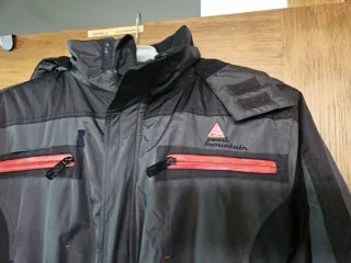 Mono de esquí gris oscuro y rojo