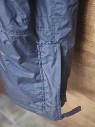 Mono de esquí gris oscuro y rojo