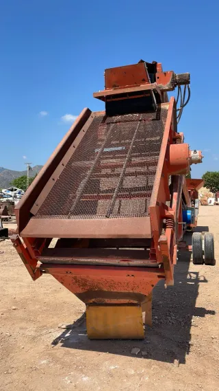 Cribadora móvil para áridos FINLAY 310