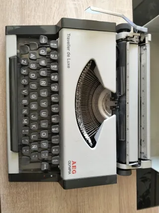 Máquina de escribir AEG Olympia Traveller