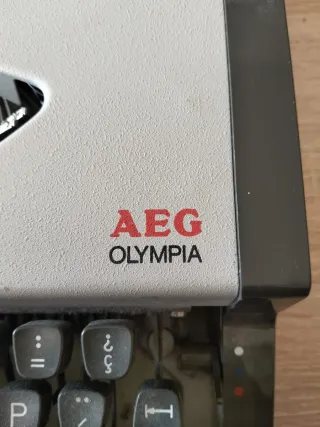Máquina de escribir AEG Olympia Traveller