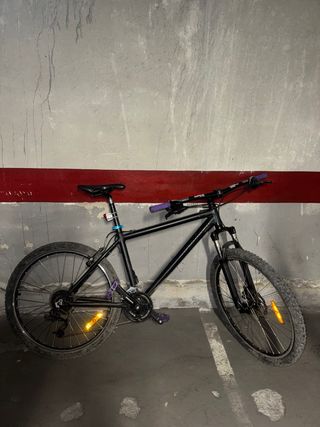 Bicicleta de montaña negra