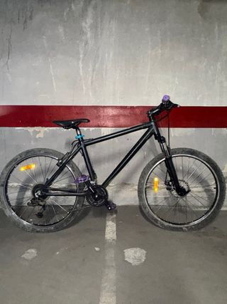 Bicicleta de montaña negra