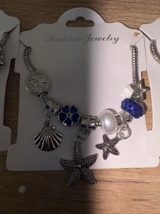 Pulseras con dijes plateadas