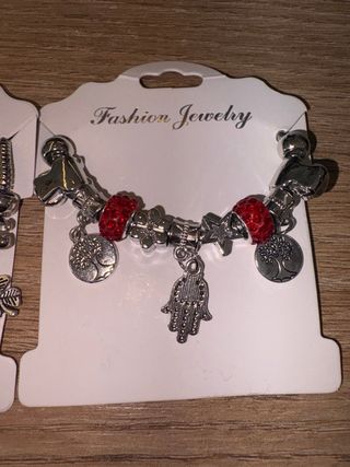 Pulseras con dijes plateadas