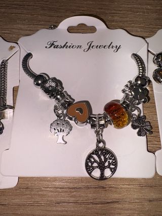 Pulseras con dijes plateadas