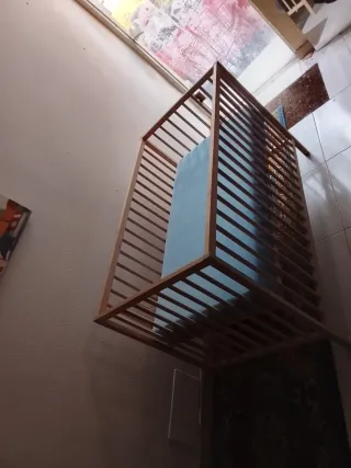 Cuna de madera con colchón azul