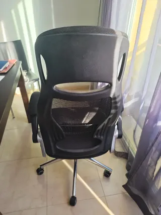 Silla de oficina ergonómica negra y plateada