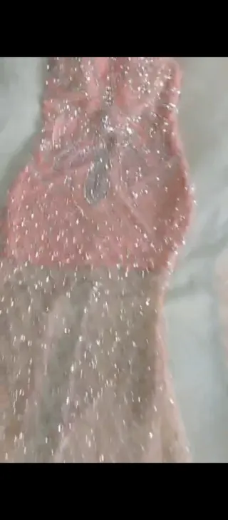 Vestido rosa y plateado con pedrería