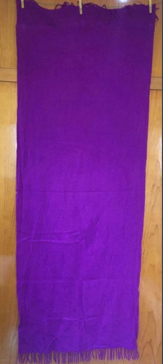 Bufanda básica morada con flecos