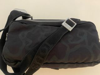 Bolso bandolera Tous negro y plateado