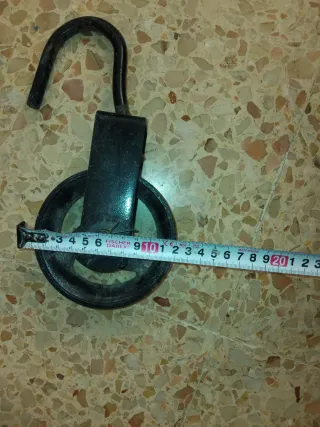 Polea de metal con gancho