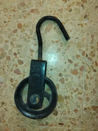 Polea de metal con gancho