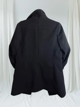 Chaqueta negra con cremallera asimétrica