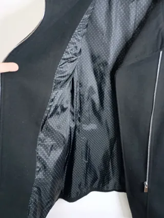 Chaqueta negra con cremallera asimétrica