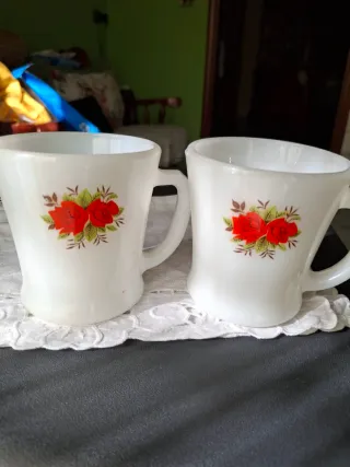 Tazze vintage inglesi con rose rosse