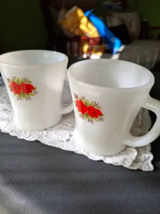 Tazze vintage inglesi con rose rosse