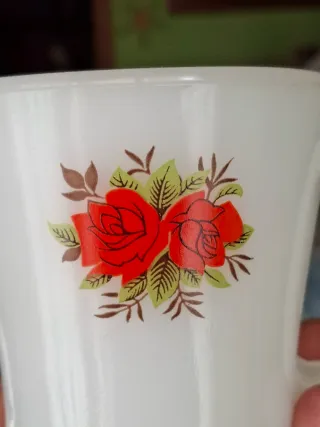 Tazze vintage inglesi con rose rosse