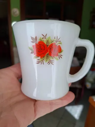 Tazze vintage inglesi con rose rosse