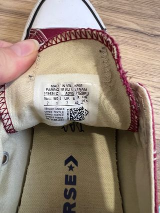 Converse granates y blancas bajas