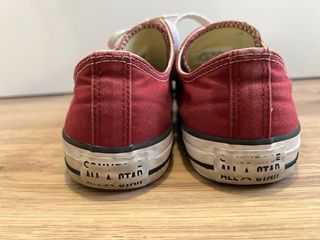 Converse granates y blancas bajas