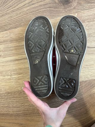 Converse granates y blancas bajas